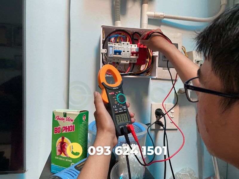 Kỹ Thuật ECTECH đang tiến hành đo điện áp cho hệ thống điện mặt trời