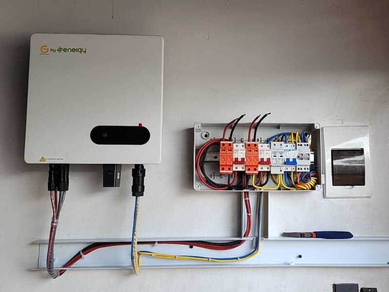 Hình ảnh lắp đặt thực tế Biến tần Senergy 5kW 1 pha hòa lưới, bám tải
